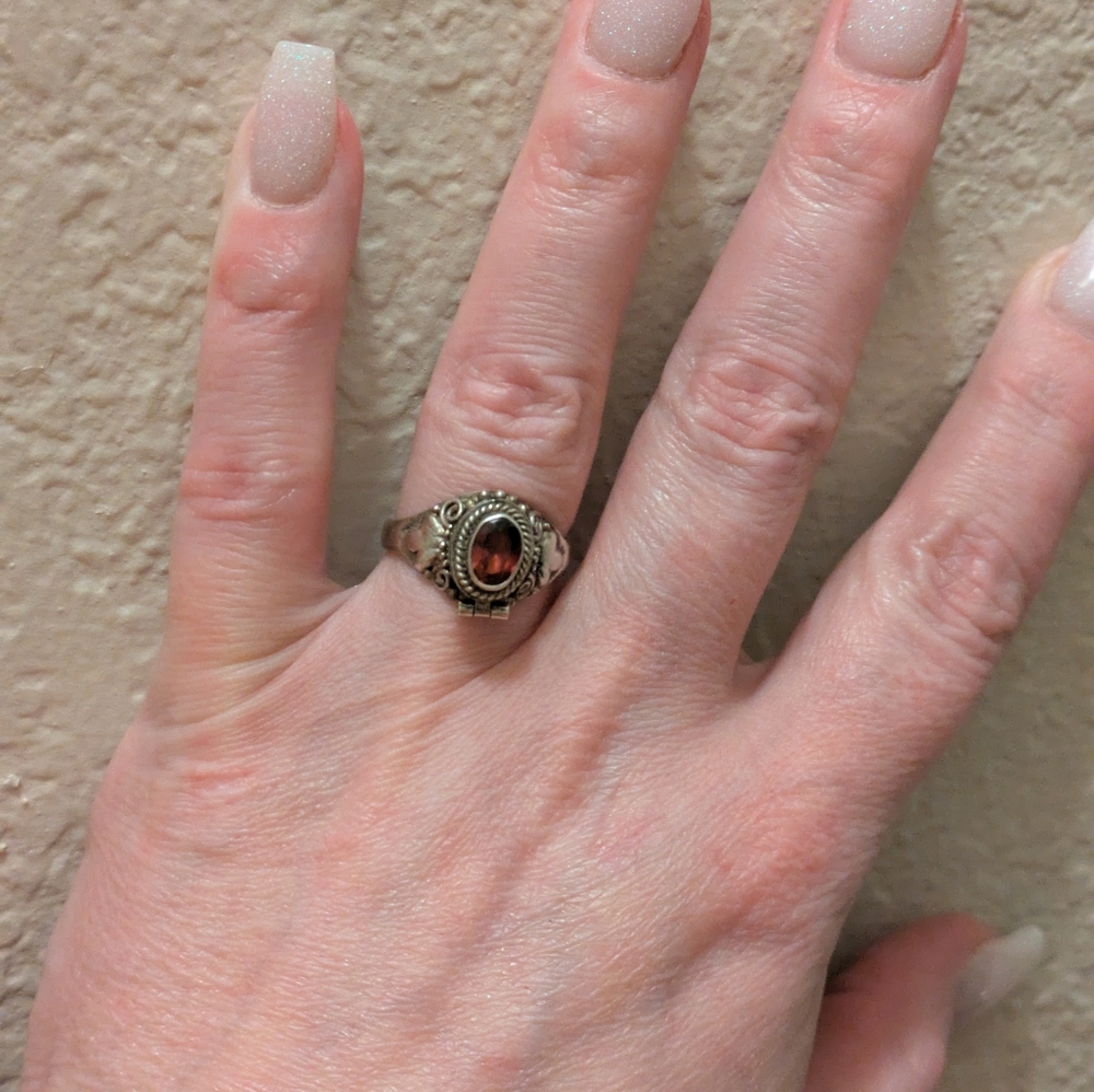 Elegant Sz. 6 3/4 Vintage Sterling Silver & Garnet Poison Ring - Picture 3 of 6